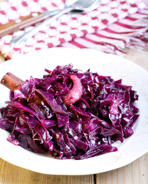 Red cabbage salad with bacon