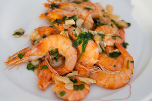 Fried shrimp with garlic and parsley