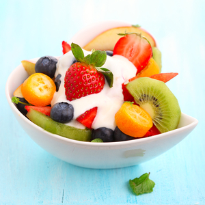 Colourful berry salad with yoghurt