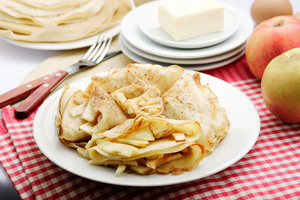 Cinnamon crepes with apple