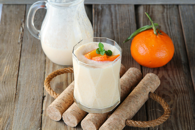 Clementine, mango and banana smoothie