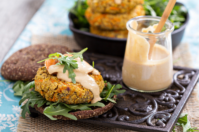 Chickpea burgers with yoghurt sauce