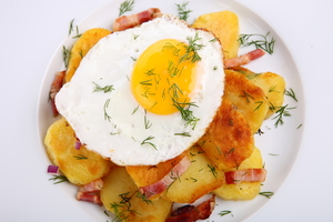 Grilled ham and eggs with spicy chips