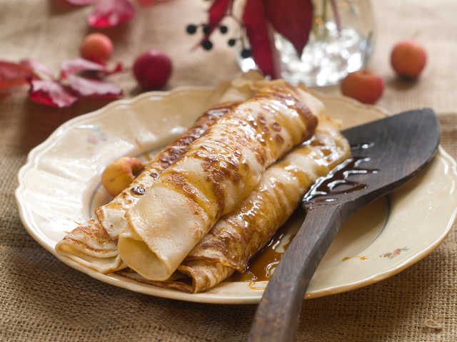 Cinnamon crêpes with banana and cherries