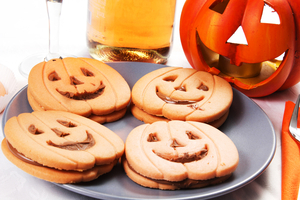 Halloween pumpkin face cookies