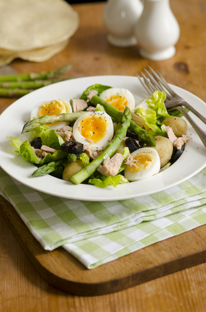 Tuna and asparagus salad