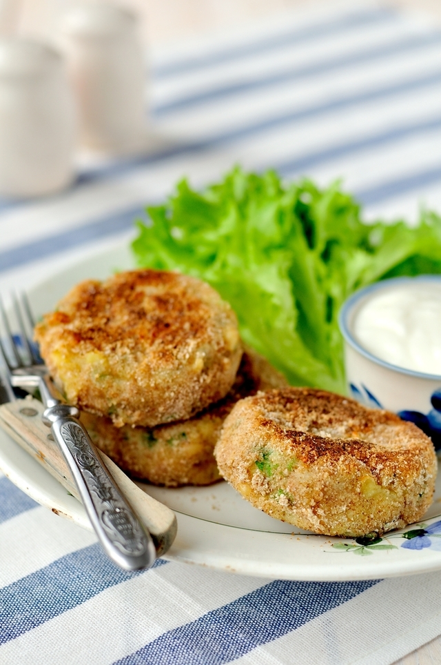 Salmon and lemon cakes