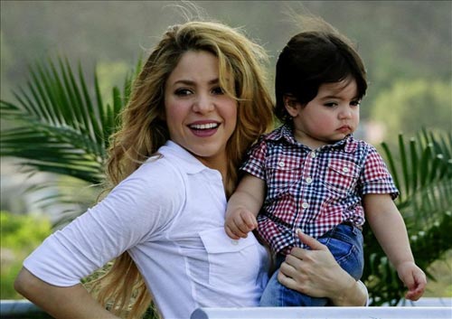 Shakira teaches her 20-month-old son Milan to read in Spanish