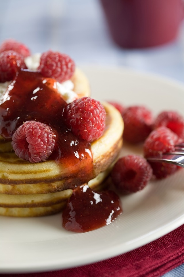 Cinnamon pancakes with raspberry jam 