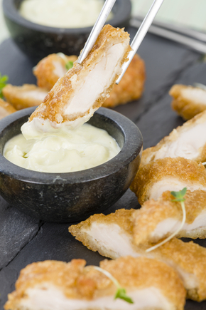 Crispy chicken bites with dipping sauce