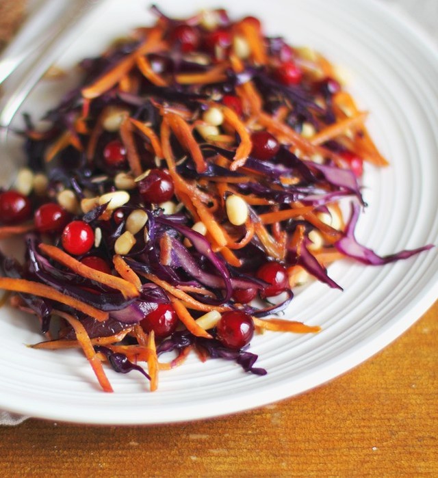 Cranberry with juniper red cabbage