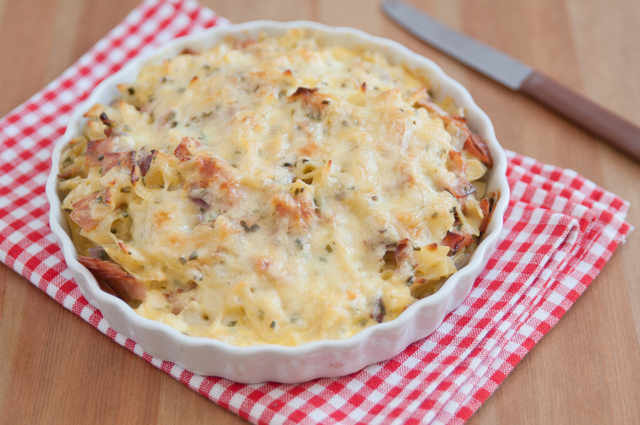 Cheesy pasta bake with leek and bacon