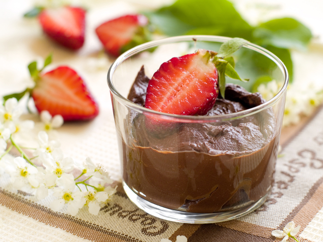 Light chocolate mousse with berries 