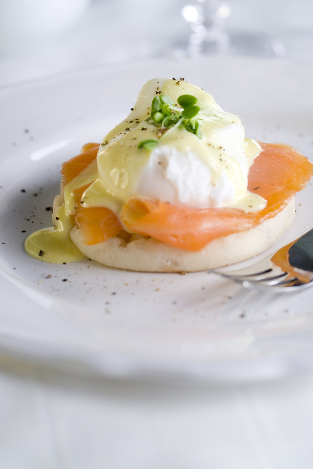 Smoked salmon eggs benedict