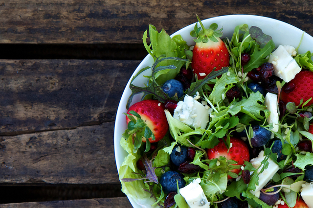 Rocket salad with mixed berries 