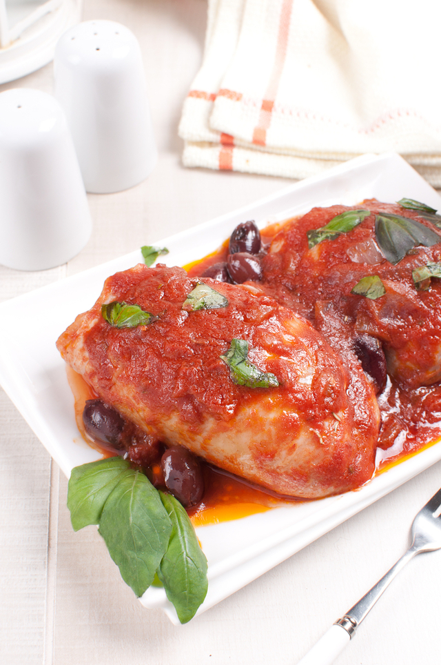 Slow cook chicken with kalamata olives in tomato sauce