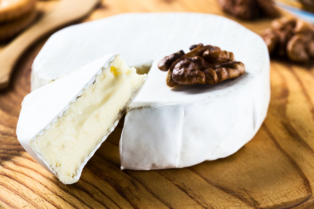 Brie salad with candied nuts and Moroccan fruit