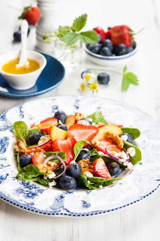 Goat's cheese with fruit salad and walnuts