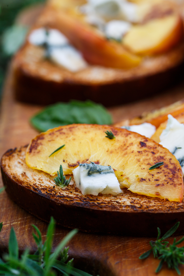 Griddled peaches with toast, prosciutto and blue cheese