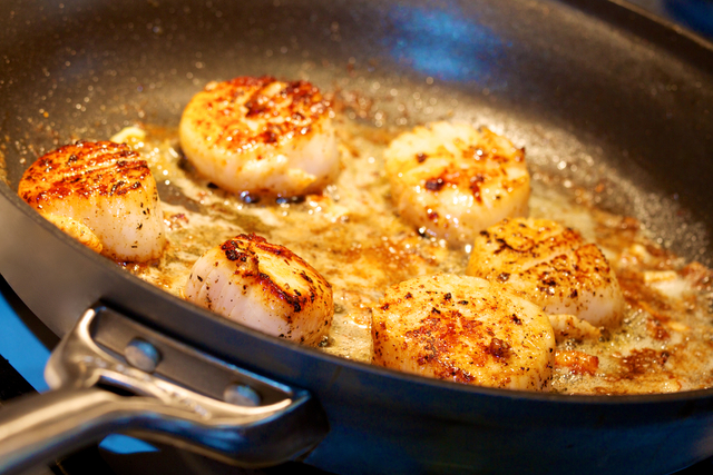 Seared scallops with brandied leeks 