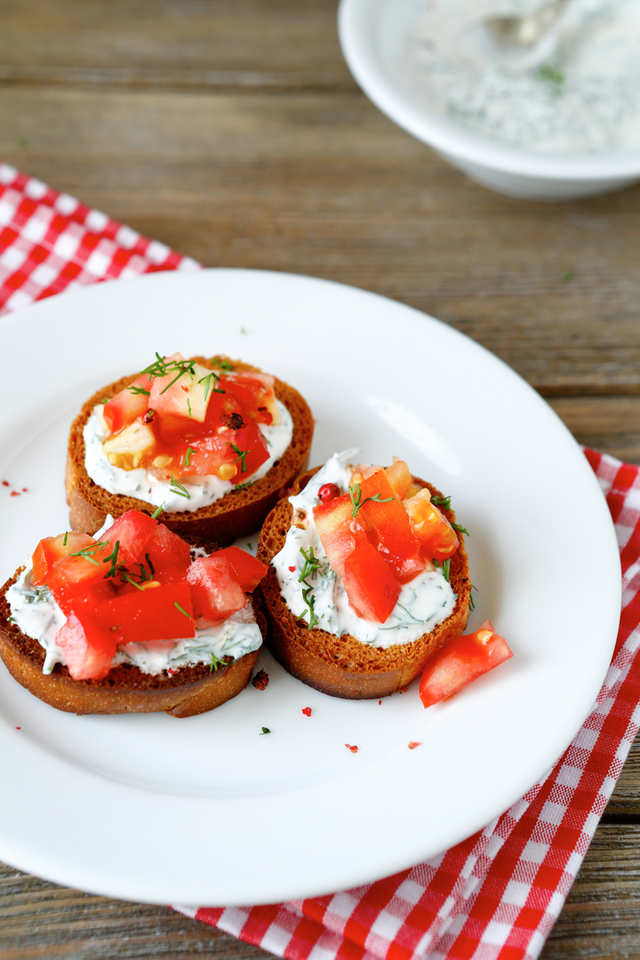  Garlic pizza breads with tomatoes and mozzarella