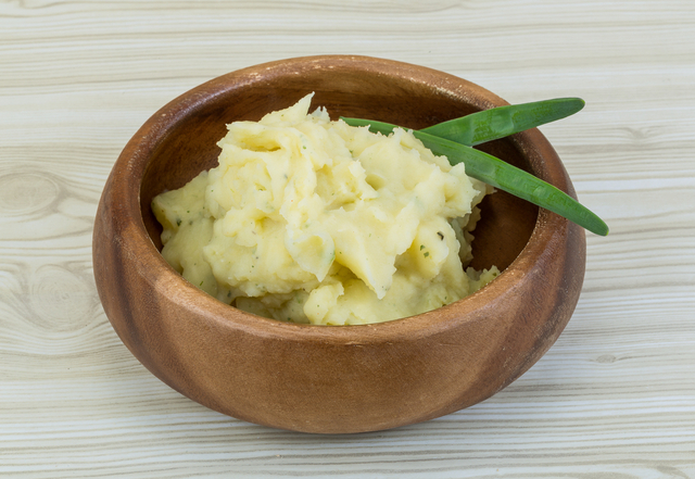 Herby garlic mash