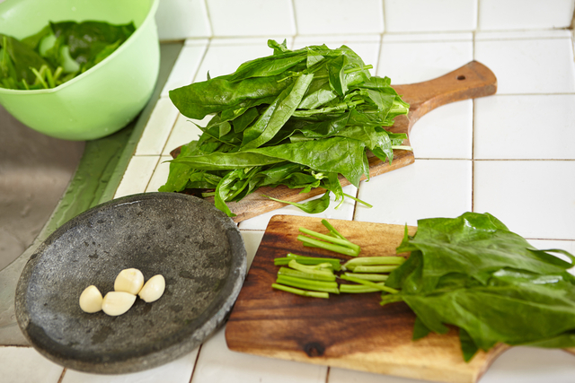  Wilted spinach with garlic and nutmeg