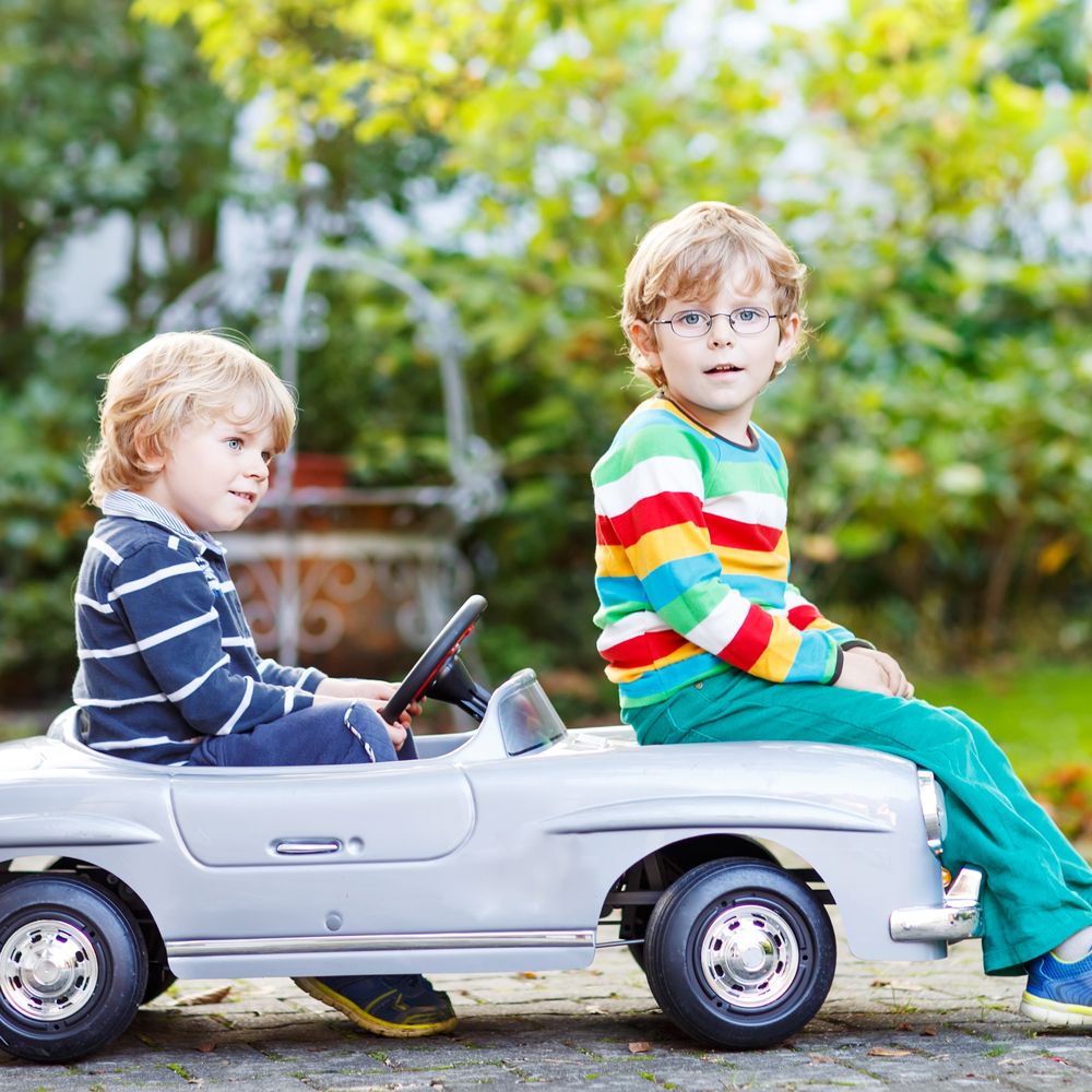 Мальчики играют в машины. Машинки для мальчиков. Дети играющие машинки. Мальчик с игрушечной машиной. Фотосессия с машинкой детская.