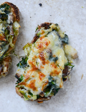 Grilled asparagus with cheesy toasts, roasted garlic