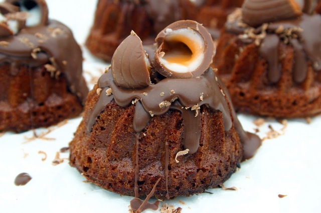 Small creme egg bundt cakes 