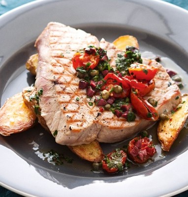 Tuna steaks with chili and capers 