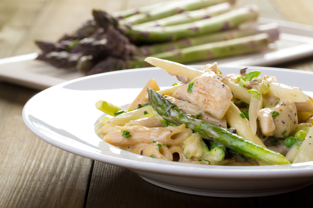 Chicken with asparagus and penne pasta