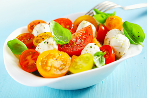Vibrant tomato salad with herbs and mozzarella 