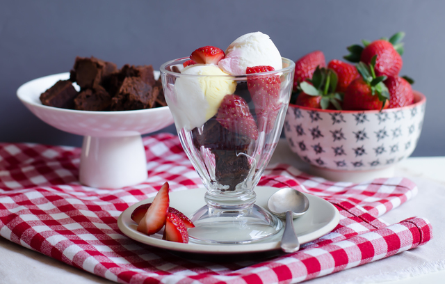 HB Hazelbrook Farm Neapolitan sundaes with brownies