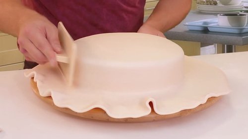 How to cover a cake with icing