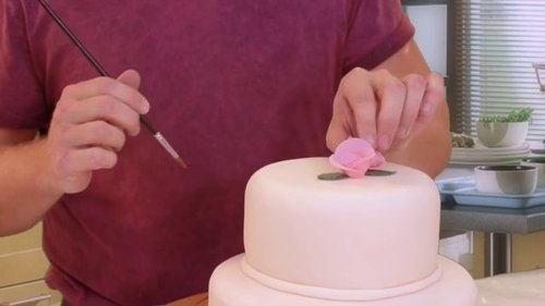 How to decorate a two tier cake