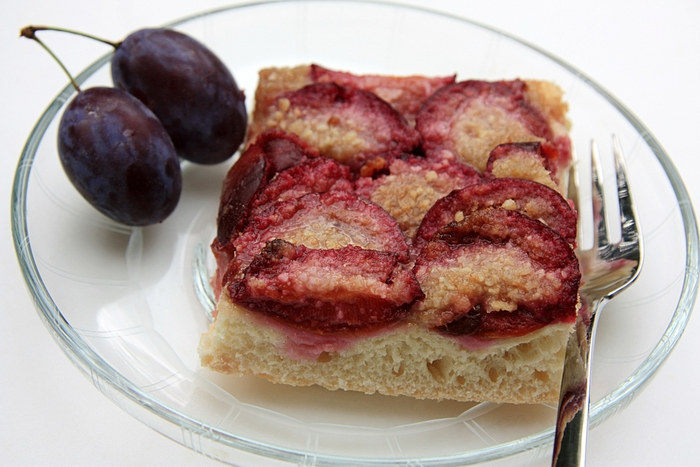 Plum traybake