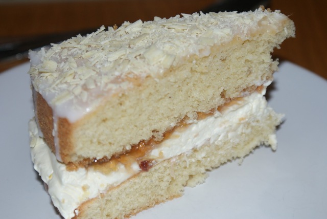 Victoria sponge cake with cardamon, rosecream &amp; rhubarb