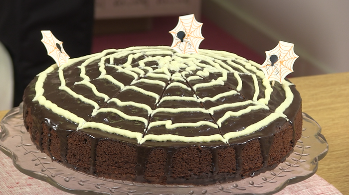 Spider web chocolate cake 