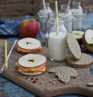 Oat cakes with white cheddar cheese and sliced apple