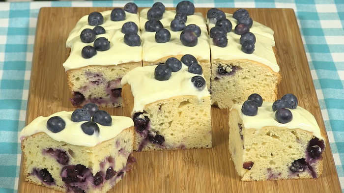 Blueberry and lemon traybake