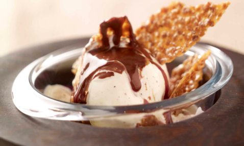 Vanilla ice-cream with oatmeal crunch and warm chocolate sauce with dark rum and coffee