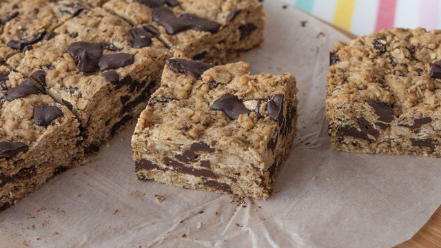 Dark chocolate chunk oat cookie bars