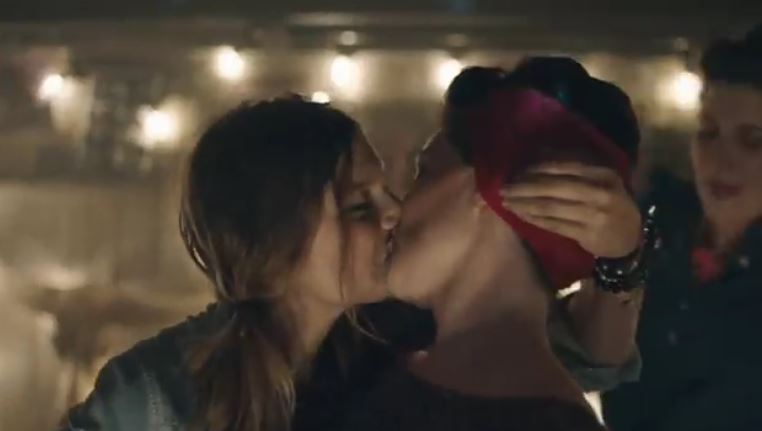Watch Lesbians Making Out.