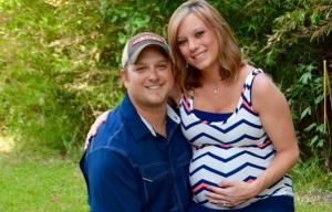 Dog insists on being part of couple’s maternity photo shoot – with HILARIOUS results