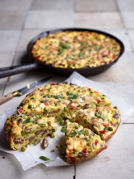 Frittata with lamb, feta cheese, red pepper and peas 