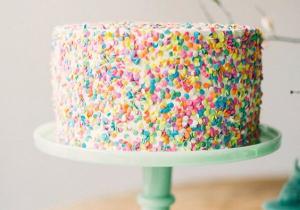 10 non-traditional baby shower cakes that were totally in love with