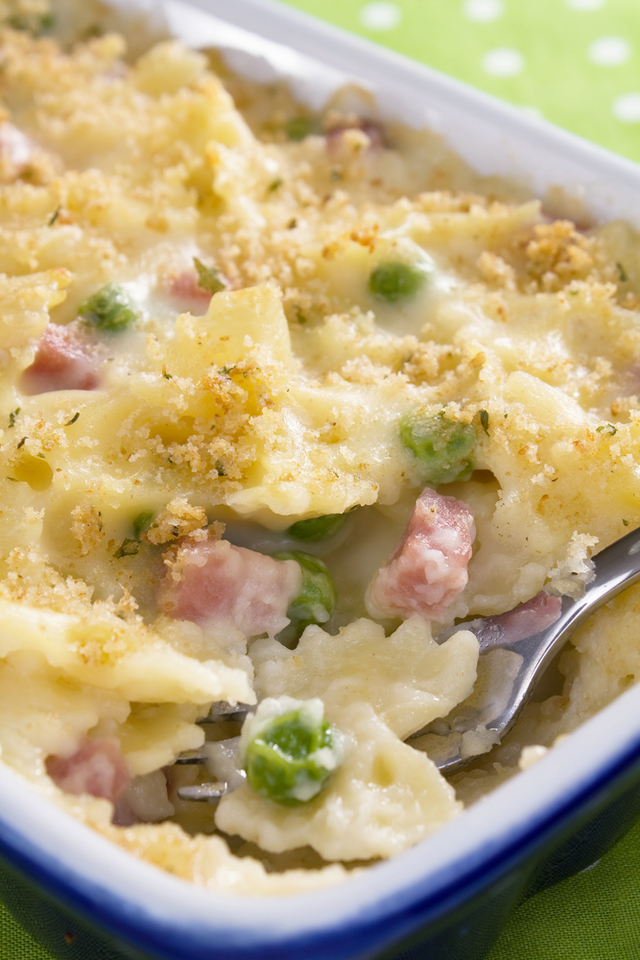 Creamy ham and mushroom pasta bake