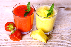 Pineapple, strawberry and vanilla yoghurt smoothie