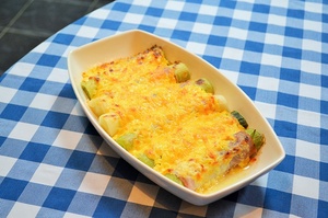 Cheesy leeks with ham bake